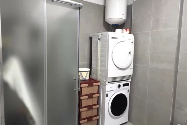 Shtepi ne shitje Apartament ne Tirane, 2+1, Mobilimi E mobiluar, Pagesa 125,000  Euro.