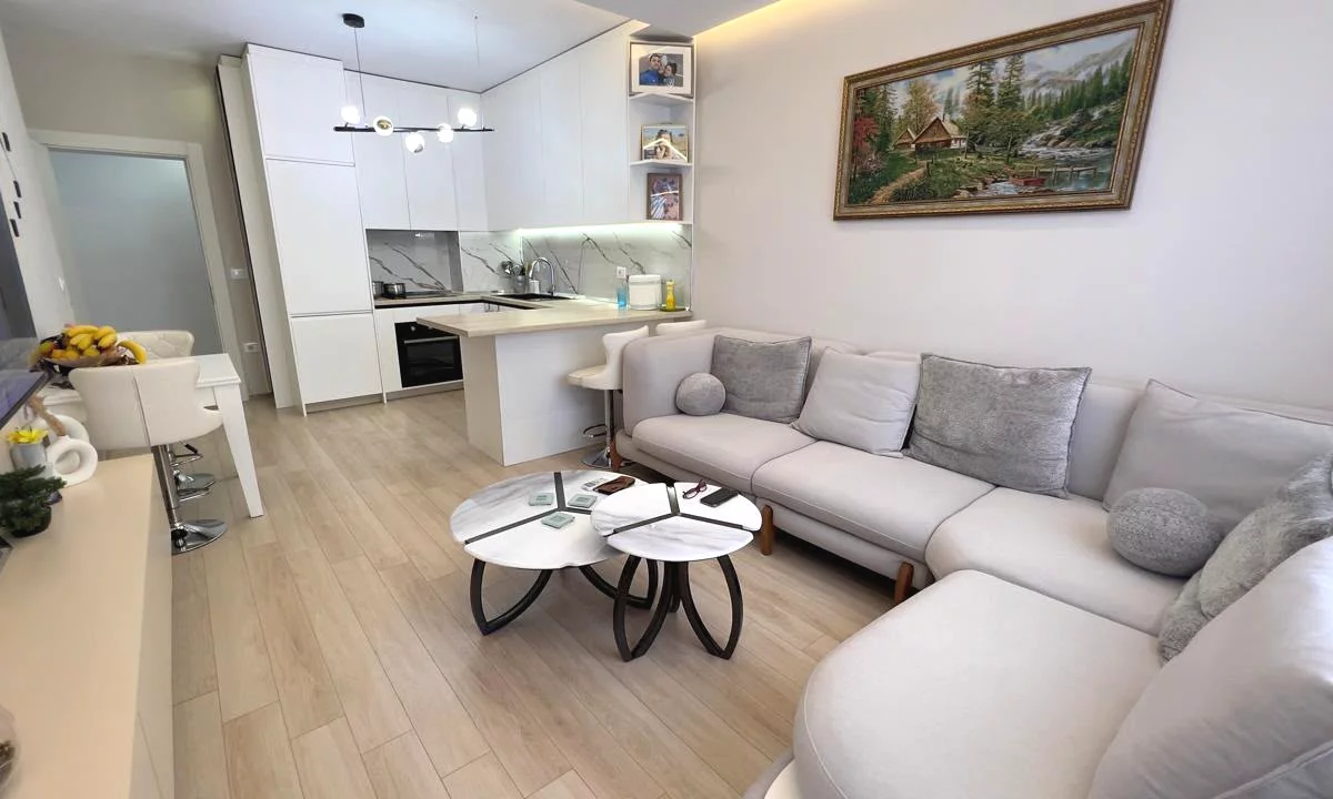 Shtepi ne shitje Apartament ne Tirane, 2+1, Mobilimi E mobiluar, Pagesa 125,000  Euro.