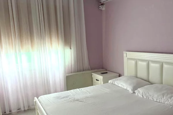 Shtepi me qera Apartament ne Tirane, 2+1, Mobilimi E mobiluar, Pagesa 750  Euro.