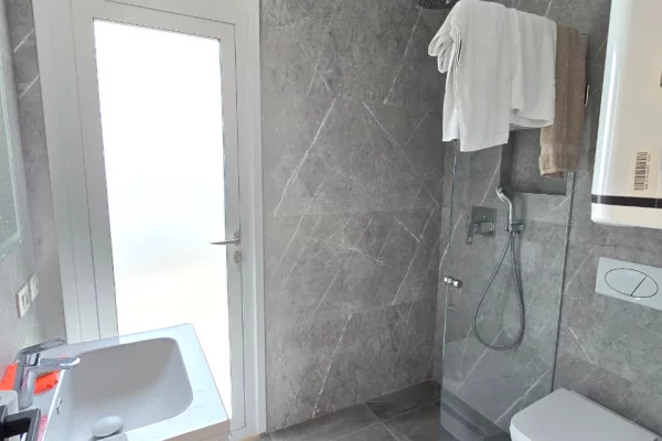 Shtepi me qera Apartament ne Tirane, 2+1, Mobilimi E mobiluar, Pagesa 1,000  Euro.