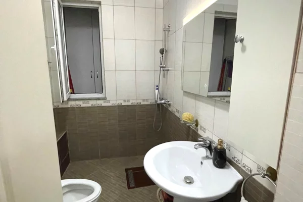 Shtepi me qera Apartament ne Tirane, 2+1, Mobilimi E mobiluar, Pagesa 55,000  Leke.