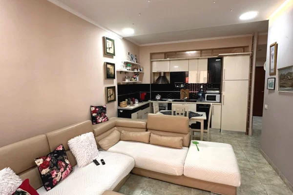 Shtepi ne shitje Apartament ne Tirane, 3+1, Mobilimi Pjeserisht e mobiluar, Pagesa 150,000  Euro.