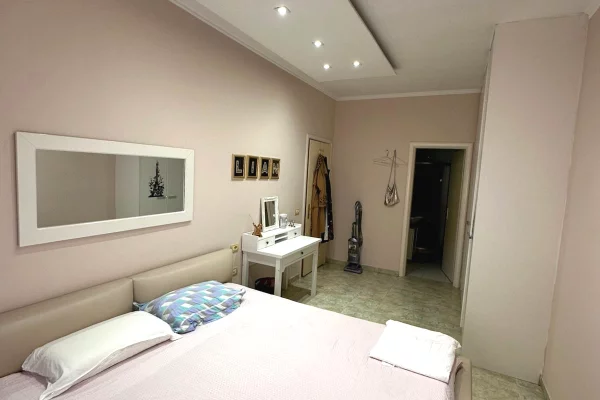 Shtepi ne shitje Apartament ne Tirane, 3+1, Mobilimi Pjeserisht e mobiluar, Pagesa 150,000  Euro.