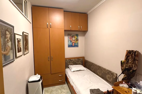 Shtepi ne shitje Apartament ne Tirane, 3+1, Mobilimi Pjeserisht e mobiluar, Pagesa 150,000  Euro.