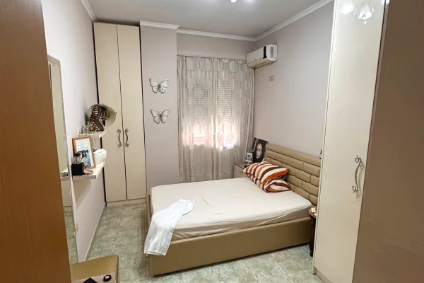 Shtepi ne shitje Apartament ne Tirane, 3+1, Mobilimi Pjeserisht e mobiluar, Pagesa 150,000  Euro.