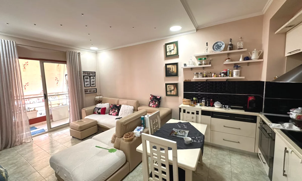 Shtepi ne shitje Apartament ne Tirane, 3+1, Mobilimi Pjeserisht e mobiluar, Pagesa 150,000  Euro.