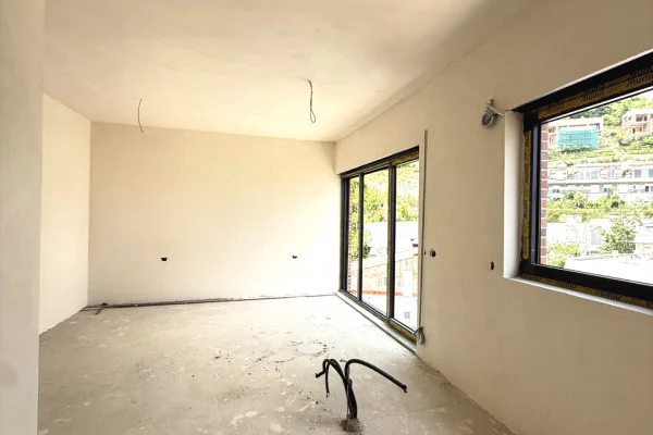 Shtepi ne shitje Duplex(shtepi me 2 kate) ne Tirane, 3+1, Mobilimi Bosh, pa mobiluar, Pagesa 365,650  Euro.