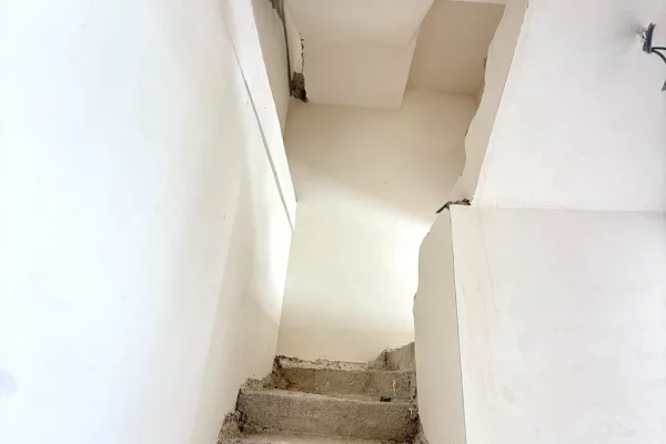 Shtepi ne shitje Duplex(shtepi me 2 kate) ne Tirane, 3+1, Mobilimi Bosh, pa mobiluar, Pagesa 365,650  Euro.