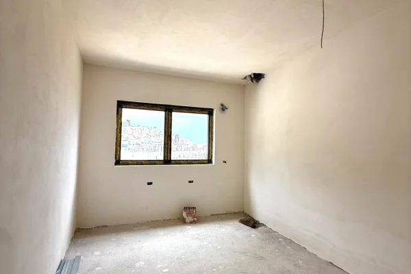 Shtepi ne shitje Duplex(shtepi me 2 kate) ne Tirane, 3+1, Mobilimi Bosh, pa mobiluar, Pagesa 365,650  Euro.