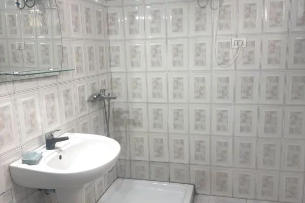 Shtepi me qera Apartament ne Tirane, 2+1, Mobilimi E mobiluar, Pagesa 40,000  Leke.
