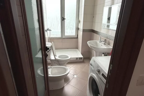 Shtepi me qera Apartament ne Tirane, 1+1, Mobilimi E mobiluar, Pagesa 60,000  Leke.