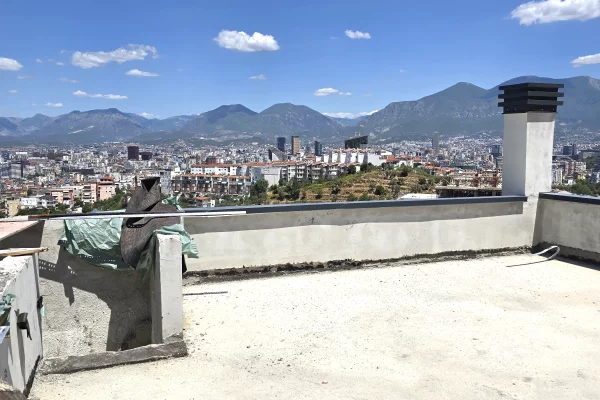 Shtepi ne shitje Duplex(shtepi me 2 kate) ne Tirane, 3+1, Mobilimi Bosh, pa mobiluar, Pagesa 360,000  Euro.