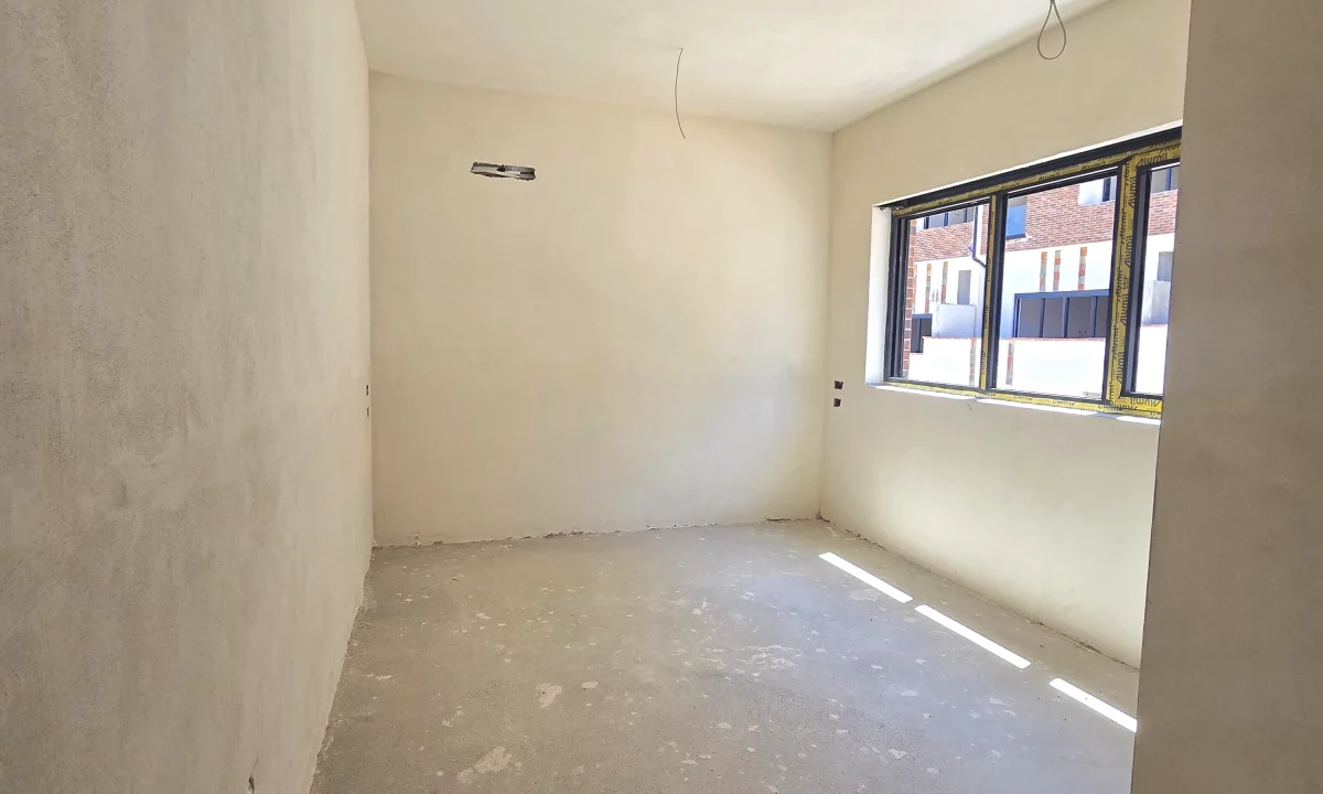 Shtepi ne shitje Duplex(shtepi me 2 kate) ne Tirane, 3+1, Mobilimi Bosh, pa mobiluar, Pagesa 360,000  Euro.