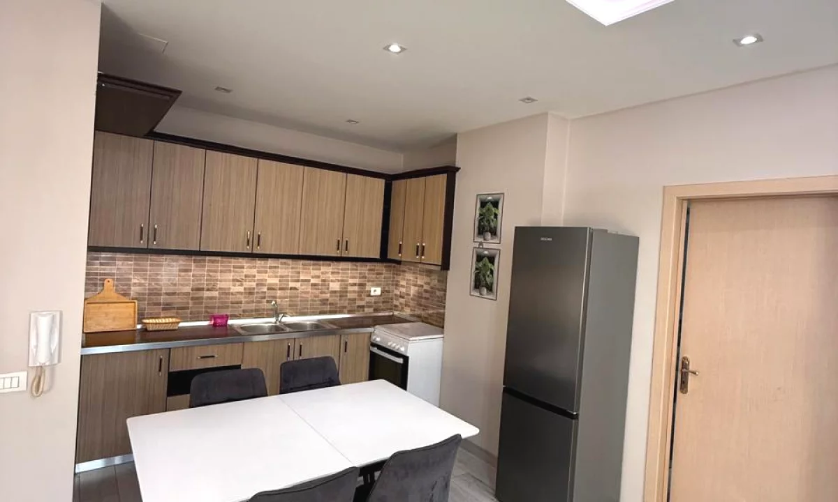 Shtepi ne shitje Apartament ne Tirane, 2+1, Mobilimi E mobiluar, Pagesa 16,500,000  Leke.