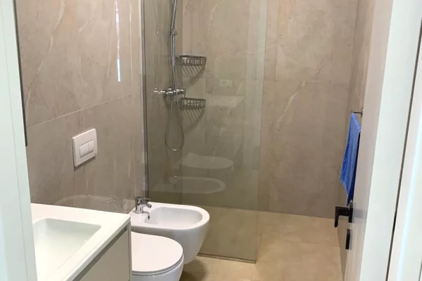 Shtepi me qera Apartament ne Tirane, 2+1, Mobilimi E mobiluar, Pagesa 180,000  Leke.