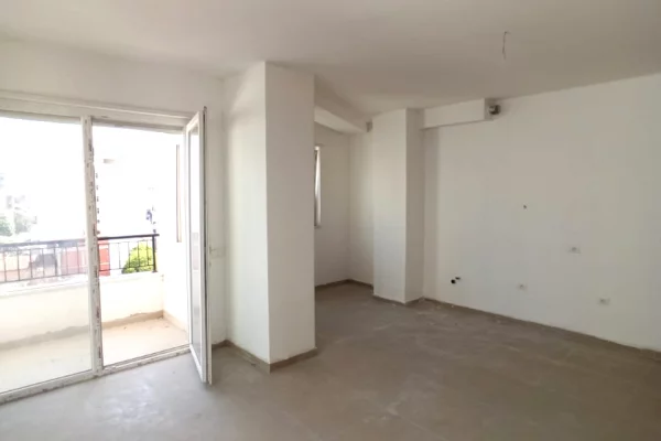 Ambiente Commerciale in Affitto 3+1 a Tirana - 600 Euro