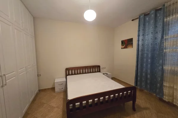 Shtepi me qera Apartament ne Tirane, 2+1, Mobilimi E mobiluar, Pagesa 75,000  Leke.