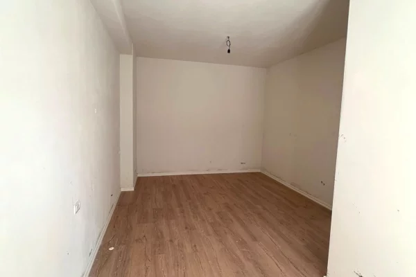 Shtepi ne shitje Apartament ne Tirane, 2+1, Mobilimi Bosh, pa mobiluar, Pagesa 150,000  Euro.