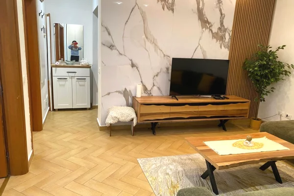 Shtepi me qera Apartament ne Tirane, 2+1, Mobilimi E mobiluar, Pagesa 80,000  Leke.