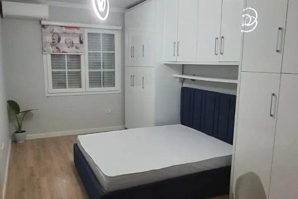 Shtepi ne shitje Apartament ne Tirane, 1+1, Mobilimi E mobiluar, Pagesa 136,000  Euro.