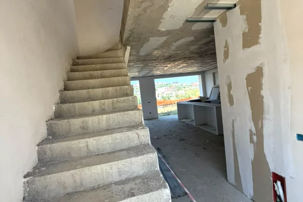 Shtepi ne shitje Vila Luksoze ne Tirane, 3+1, Mobilimi Bosh, pa mobiluar, Pagesa 553,225  Euro.