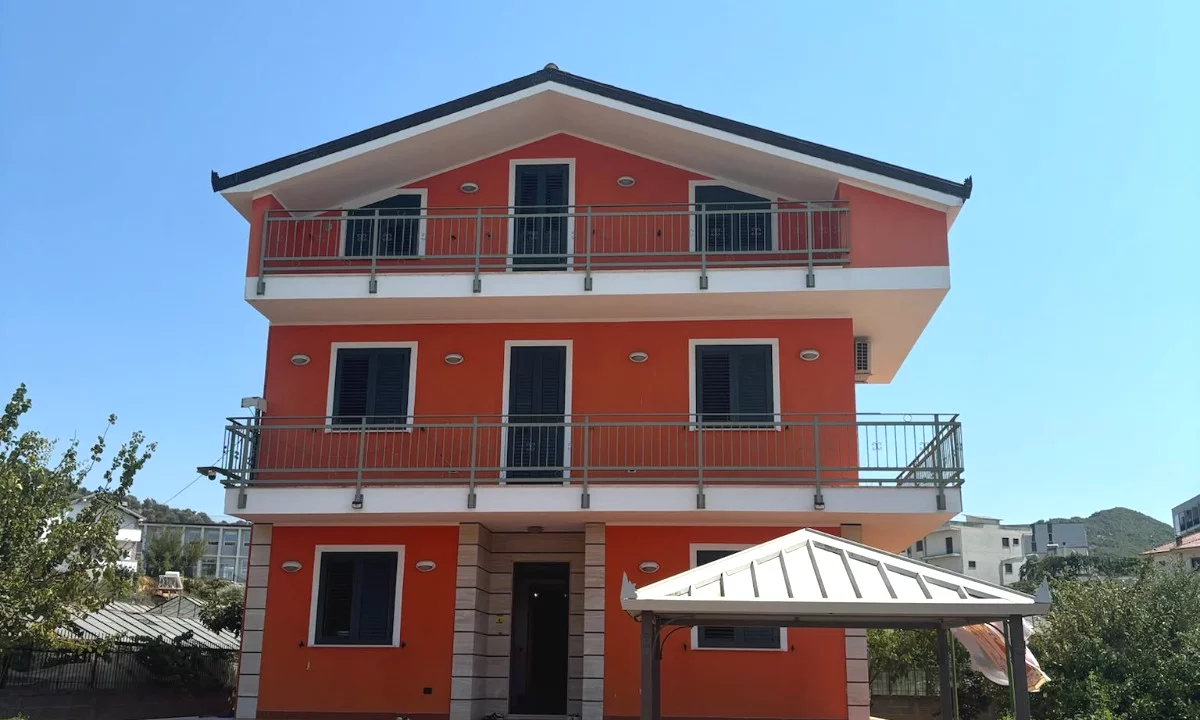 Shtepi ne shitje Vila Luksoze ne Tirane, 3+1, Mobilimi E mobiluar, Pagesa 250,000  Euro.