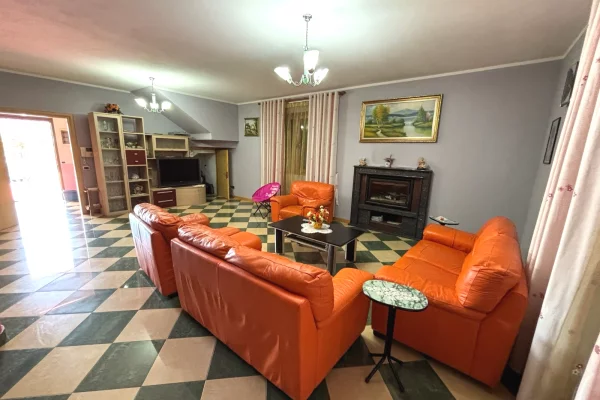 Shtepi ne shitje Vila Luksoze ne Tirane, 3+1, Mobilimi E mobiluar, Pagesa 250,000  Euro.