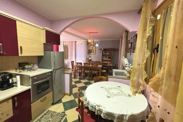 Shtepi ne shitje Vila Luksoze ne Tirane, 3+1, Mobilimi E mobiluar, Pagesa 250,000  Euro.