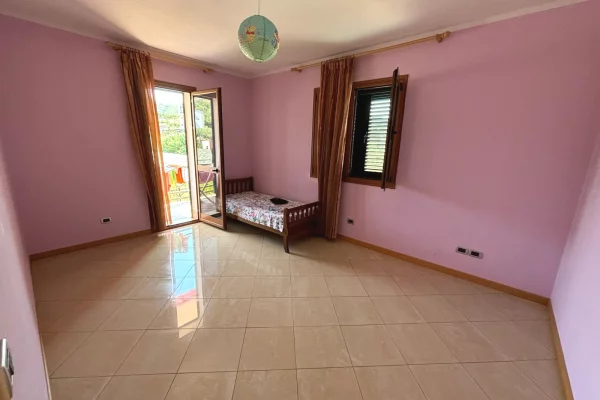 Shtepi ne shitje Vila Luksoze ne Tirane, 3+1, Mobilimi E mobiluar, Pagesa 250,000  Euro.