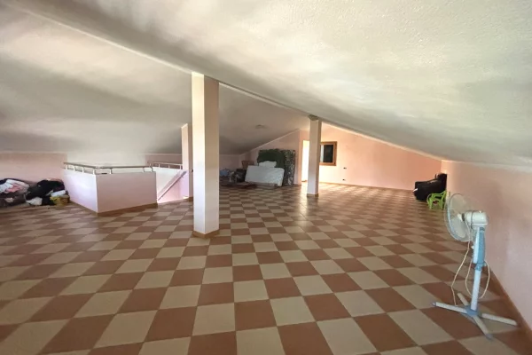 Shtepi ne shitje Vila Luksoze ne Tirane, 3+1, Mobilimi E mobiluar, Pagesa 250,000  Euro.