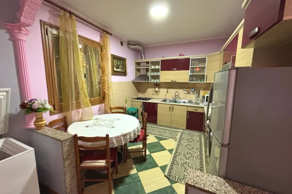 Shtepi ne shitje Vila Luksoze ne Tirane, 3+1, Mobilimi E mobiluar, Pagesa 250,000  Euro.