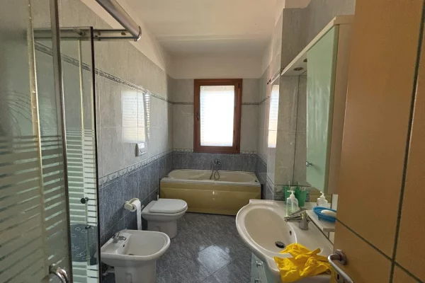 Shtepi ne shitje Vila Luksoze ne Tirane, 3+1, Mobilimi E mobiluar, Pagesa 250,000  Euro.