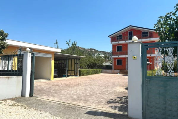 Shtepi ne shitje Vila Luksoze ne Tirane, 3+1, Mobilimi E mobiluar, Pagesa 250,000  Euro.