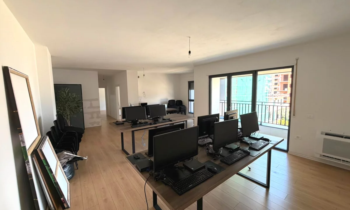 🏢 JEPET ME QIRA AMBIENT ZYRASH – KOMPLEKSI NDREGJONI, BULEVARDI I RI ✨