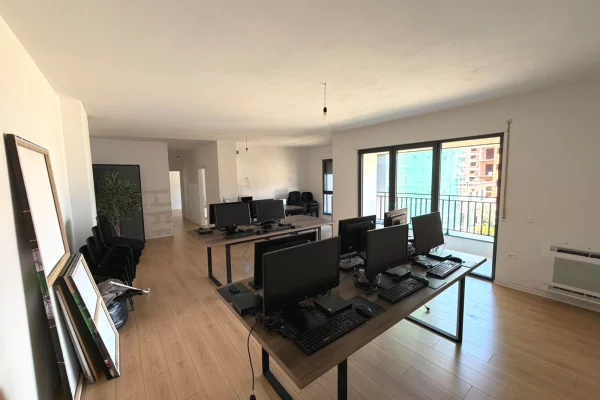 🏢 JEPET ME QIRA AMBIENT ZYRASH – KOMPLEKSI NDREGJONI, BULEVARDI I RI ✨