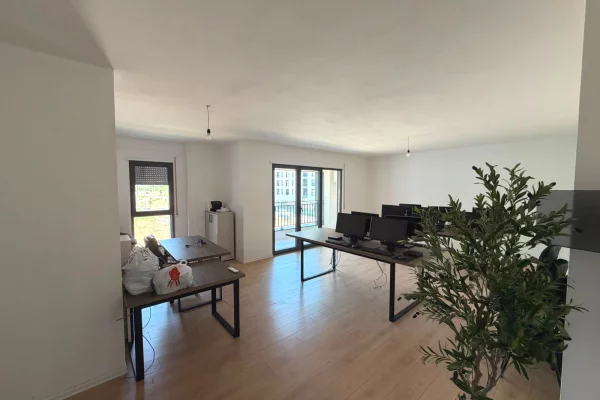 🏢 JEPET ME QIRA AMBIENT ZYRASH – KOMPLEKSI NDREGJONI, BULEVARDI I RI ✨
