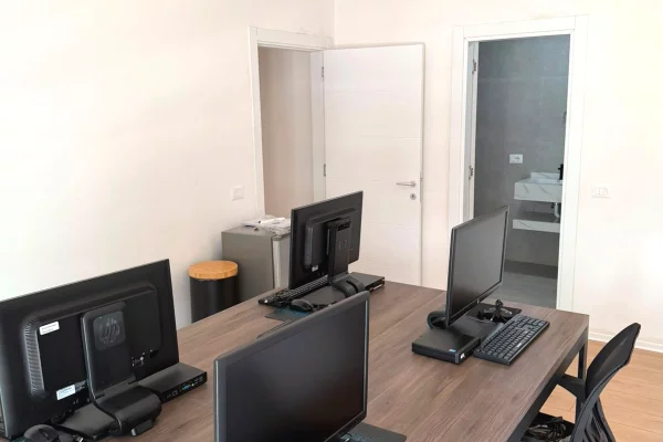 🏢 JEPET ME QIRA AMBIENT ZYRASH – KOMPLEKSI NDREGJONI, BULEVARDI I RI ✨