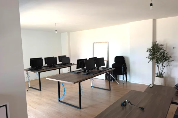 🏢 JEPET ME QIRA AMBIENT ZYRASH – KOMPLEKSI NDREGJONI, BULEVARDI I RI ✨