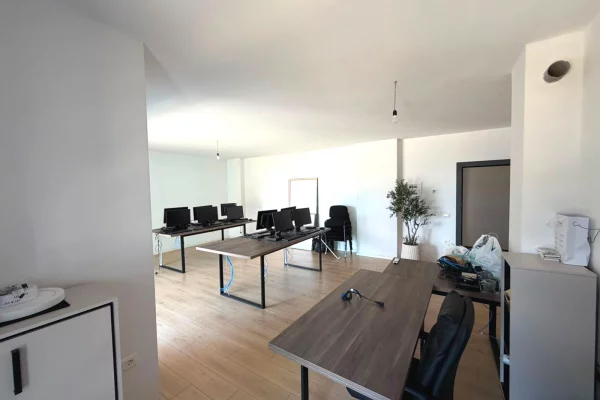 🏢 JEPET ME QIRA AMBIENT ZYRASH – KOMPLEKSI NDREGJONI, BULEVARDI I RI ✨