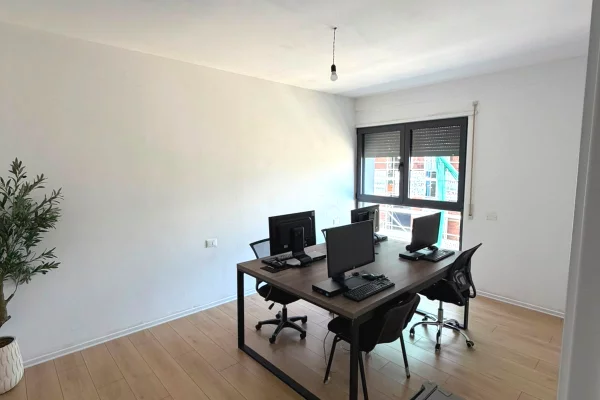 🏢 JEPET ME QIRA AMBIENT ZYRASH – KOMPLEKSI NDREGJONI, BULEVARDI I RI ✨