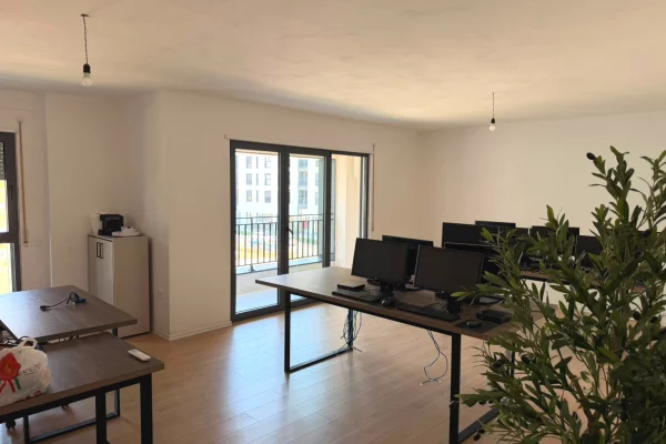 🏢 JEPET ME QIRA AMBIENT ZYRASH – KOMPLEKSI NDREGJONI, BULEVARDI I RI ✨