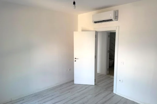 Shtepi me qera Apartament ne Tirane, 2+1, Mobilimi Bosh, pa mobiluar, Pagesa 70,000  Leke.
