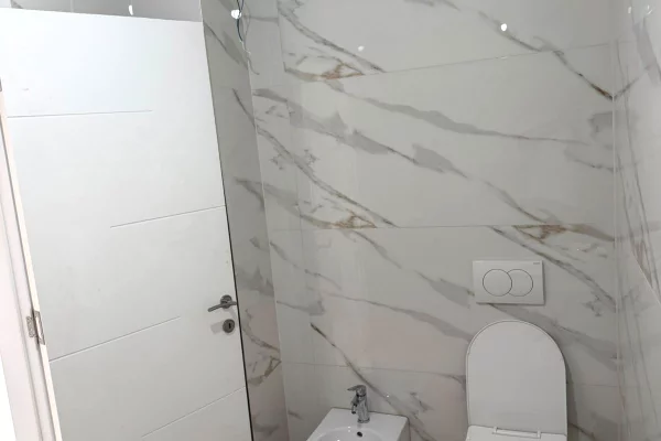 Shtepi me qera Apartament ne Tirane, 2+1, Mobilimi Bosh, pa mobiluar, Pagesa 70,000  Leke.