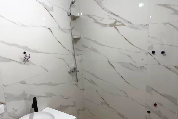 Shtepi me qera Apartament ne Tirane, 2+1, Mobilimi Bosh, pa mobiluar, Pagesa 70,000  Leke.
