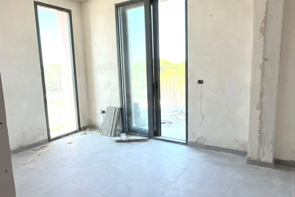 💥 OKAZION – SHITET APARTAMENT 1+1 NË LURA 5, GJIRI I LALZIT 🏖️✨