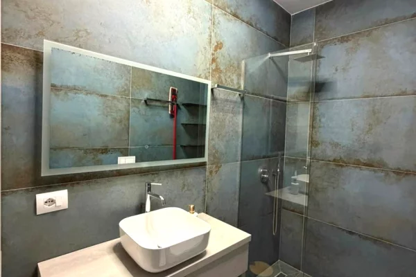 Shtepi me qera Apartament ne Tirane, 3+1, Mobilimi E mobiluar, Pagesa 2,700  Euro.