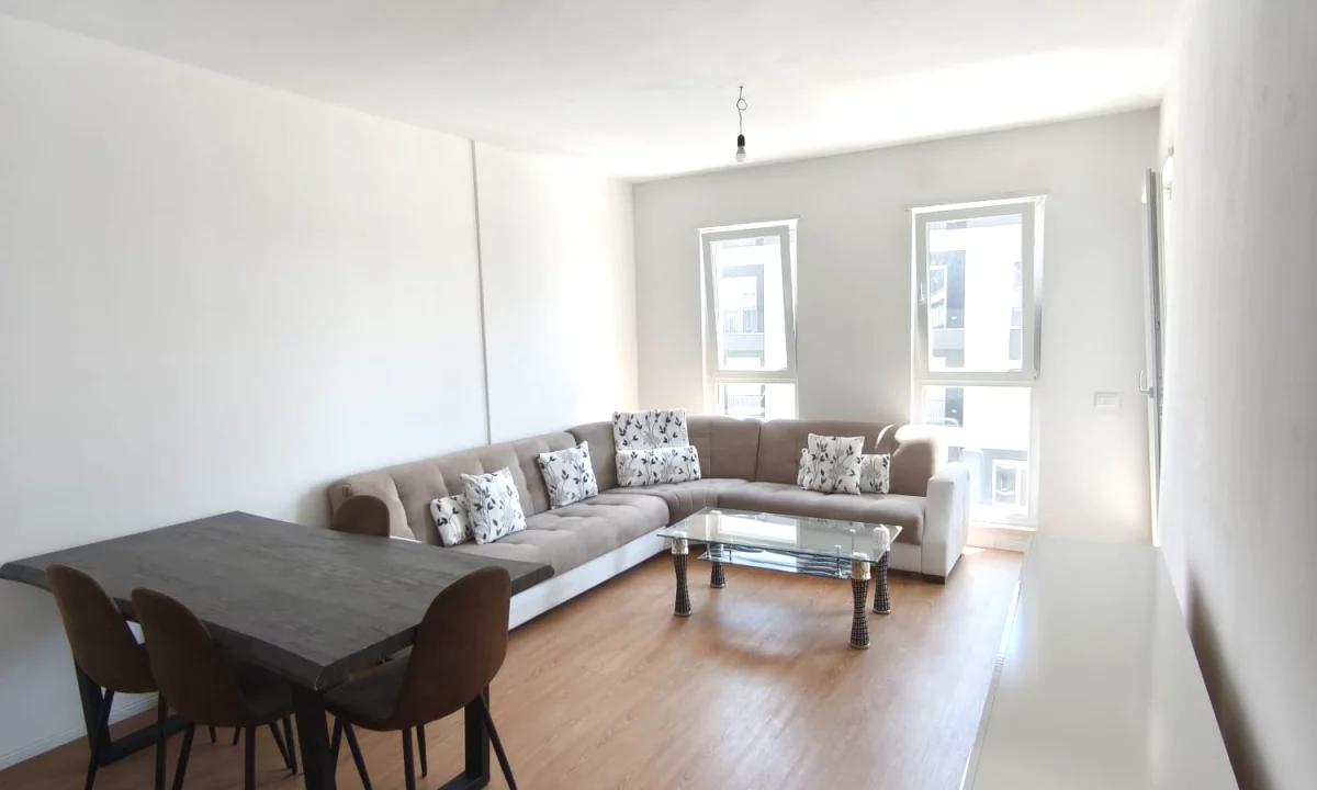 Shtepi ne shitje Apartament ne Tirane, 2+1, Mobilimi Pjeserisht e mobiluar, Pagesa 130,000  Euro.