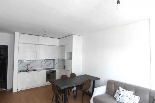 Shtepi ne shitje Apartament ne Tirane, 2+1, Mobilimi Pjeserisht e mobiluar, Pagesa 130,000  Euro.