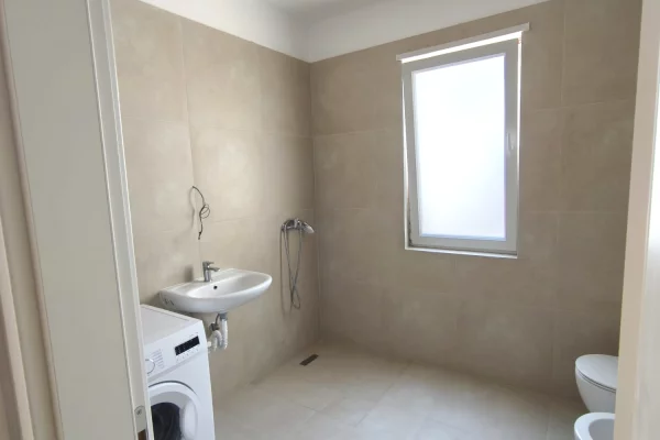 Shtepi ne shitje Apartament ne Tirane, 2+1, Mobilimi Pjeserisht e mobiluar, Pagesa 130,000  Euro.