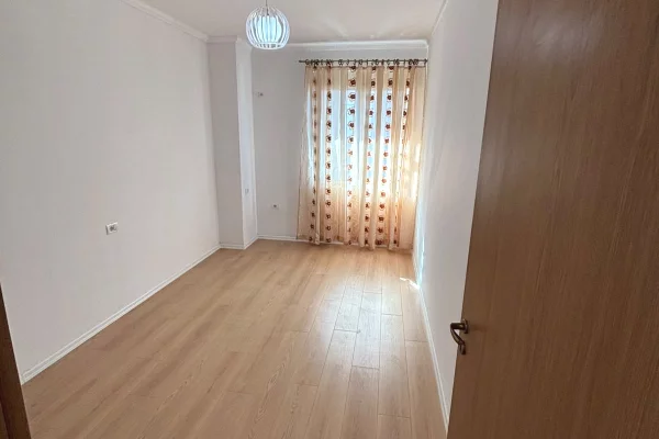 Shtepi ne shitje Apartament ne Tirane, 2+1, Mobilimi Bosh, pa mobiluar, Pagesa 13,500,000  Leke.